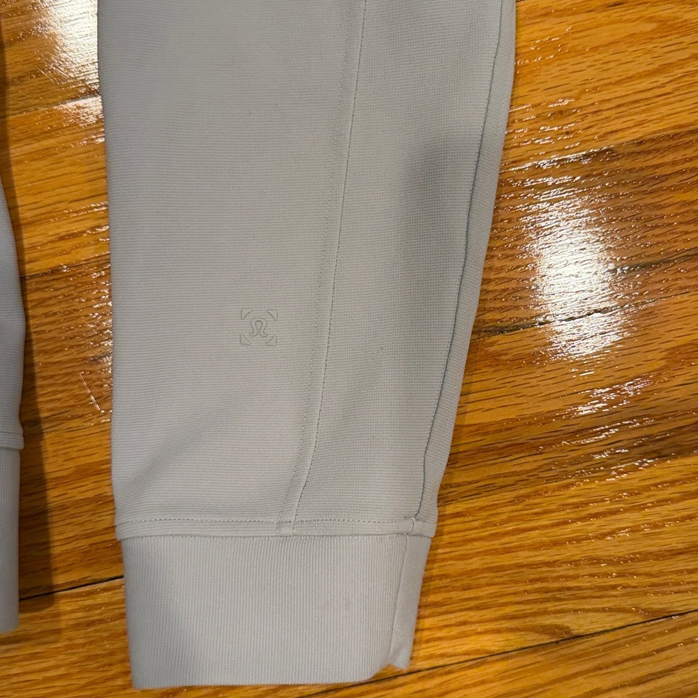 Lululemon Men’s Athletica Light Gray Jacket - Picture 5 of 9
